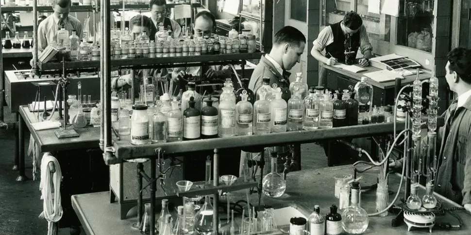 1917年、Arthur Stoll教授がサンド社に医薬品部門を創設し、研究を開始しました。